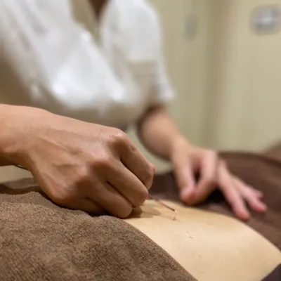 ゆらぎの灯りに包まれる施術ルーム